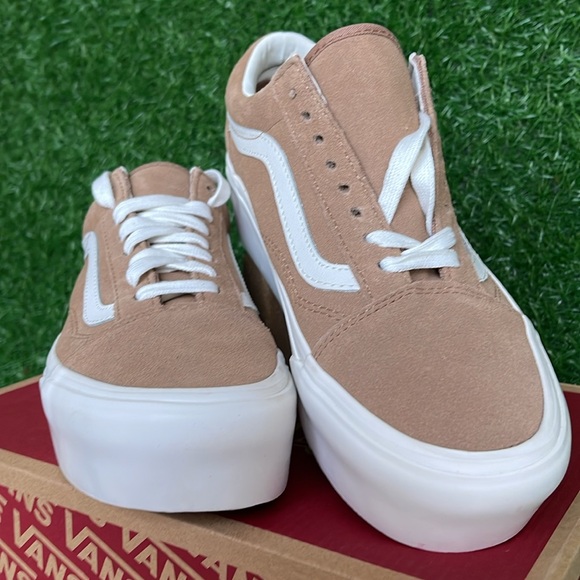 Vans WMNS Old Skool Stacked  Soft Suede Burro/True White 
VN0A7Q5MB69
Platforms - Picture 6 of 16